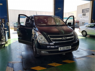 Hyundai i800 on weighing platform prior to start of import test Hyundai i800 with doors open